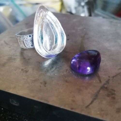 Commission handcrafted fine and sterling silver bezel ring setting and its tripache amethyst stone