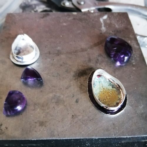 Commission handcrafted fine and sterling silver bezel ring setting and its tripache amethyst stone