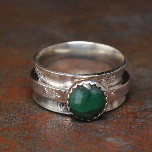 Handcrafted Flower Stamped Sterling Silver Emerald Spinner Ring 01