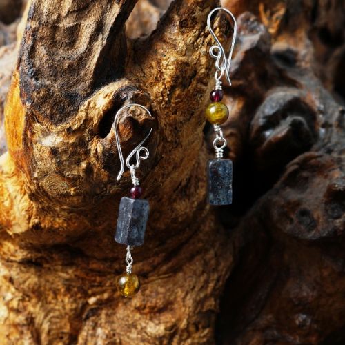 Contemporary sterling silver Red and Green Garnet Blue Kyanite Oblong Asymmetric Damgle Earrings 01